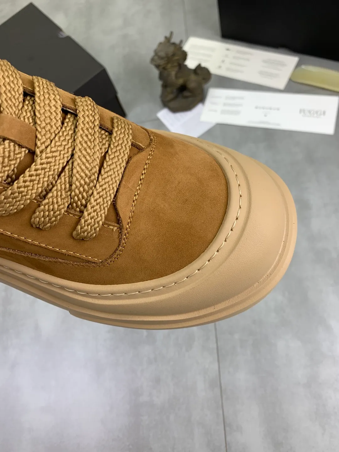 Men's shoes 💰P640 New arrival 🆕🆕🆕 IUGGI men's shoes New winter thick-soled height-increasing sneakers Men's retro genuine leather casual shoes Full cowhide Wool lining Velvet warm Martin boots Thick-soled heightening lace-up casual and comfortable short boots Accent style ~ low-cut shoes Men's toe-layer cowhide high-end Martin boots Thick-soled heightening large-toe sneakers Size number: 39-44 Two colors